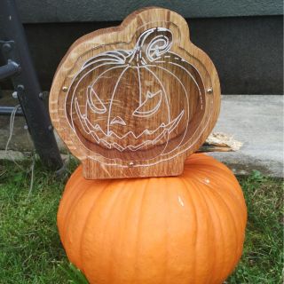 🎃 Halloweenská pokladnička ve tvaru dýně — spořte stylově i na duchy! 👻 Každá mince, kterou hodíte dovnitř, přináší kapku...