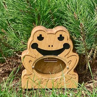 🐸💚 Pokladnička žába – pro štěstí i úsměv! Daruj originální dárek, který potěší i pobaví. Tato roztomilá dřevěná...