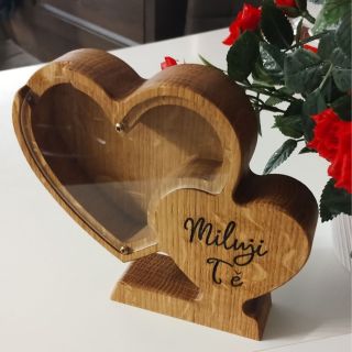 💖 Dárek pro zamilované, který má duši! Originální dřevěná pokladnička ve tvaru srdce je dokonalý způsob, jak darovat...