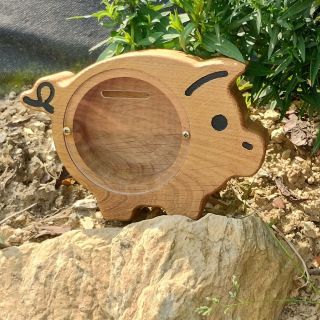🐷 Klasika, která nikdy neomrzí! Roztomilá dřevěná pokladnička prasátko spojuje hravost s elegancí přírodního dřeva....