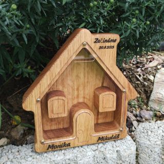 ✨ Pokladnička ve tvaru domečku — originální dárek, který má smysl 💛 Každá vložená mince přibližuje sen o vlastním bydlení,...